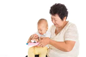 “千万别让姥姥带娃”一位女儿的后悔，说透了老人带娃的本质图片