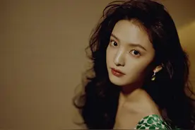 章若楠一身果绿色开衩波点裙，波浪长发，依旧元气的微笑绽放图片