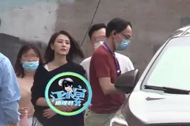 高圆圆罕走性感风，大露美背小腹平坦力破二胎传闻，助理在后打伞图片