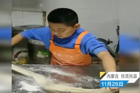 12岁小学生拉面手艺娴熟走红 父亲：体会劳动不易，会更加珍惜学习图片