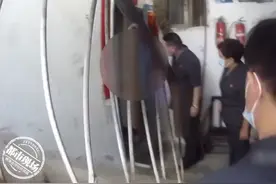 强制腾退！男子卖房后强占8年，89岁老母躺地阻止：把我杀了图片