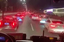 教科书式让路，高架上的这一幕，爱了！图片