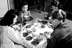 二战后的日本：日本组织女人陪美国大兵消遣图片