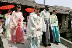 外国姑娘穿着汉服在中国地铁站出现，旁边的人都看呆了，太美了！图片