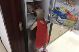 2岁“大厨宝宝”火了，每天踩板凳给妈妈做饭，顿顿不重样图片