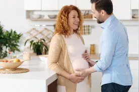 孕妇睡觉时出现这些“异常感”，说明宝宝在给你红牌警告，要注意图片