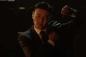 在台上撞玻璃让蔡少芬落泪，还鼓励陈小春，张晋是有大格局的哥哥图片