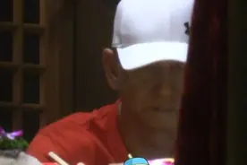 老牛吃嫩草？62岁老戏骨杜玉明与俩美女约会聚餐，饭后共赴酒店图片