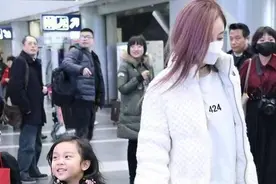 39岁李小璐太显嫩了，穿校服裤青春洋气，站甜馨旁边像姐姐图片