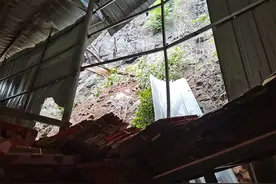 直径2米巨石从天而降，楼梯山下两名工人被埋压图片