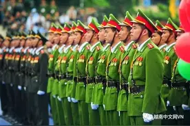 越南警服发展变化历史，男女警察都穿绿色，女警察英姿飒爽图片