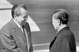 72年尼克松访华，主动给周恩来脱大衣，尼克松：我被他的气质折服图片