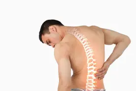 成人特发性和退行性脊柱侧弯有哪些症状？图片