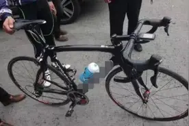 宝马撞坏自行车，800块就想打发，自行车主：你准备卖车吧图片