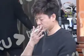 40岁凌潇肃近照圆润，自己手抓发型太随意，与女演员聊天关系好图片