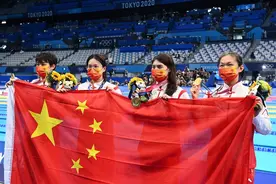 惊喜一金！中国接力女队破世界纪录夺金，中国力量支撑张雨霏拼了图片