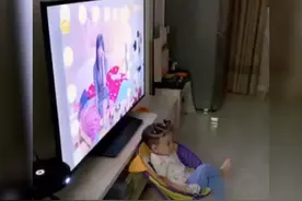 萌娃和爸爸面对面看电视走红，自娱自乐互不打扰，最熟悉的陌生人图片