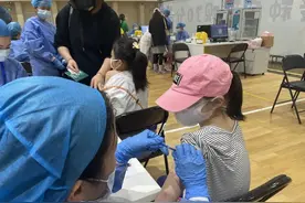 直击萌孩子们扎针现场！沪6-11岁新冠疫苗注射首日，10岁男孩戴2个口罩……图片