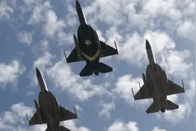 印军的宝贝成了巴铁空军的玩物，枭龙约会阵风，真打出了6：2？图片