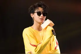 搞笑艺人黄子韬，连时尚造型都十分的有趣图片