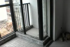 “偷”空间需谨慎，胆大邻居竟把设备平台改阳台，难道不怕塌？图片