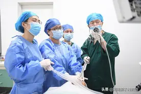 耄耋老人误吞超大杏核，看专家如何妙手取出图片