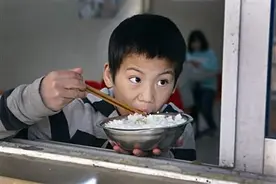 河北饭馆老板收留13岁男孩，赶来的母亲当众教训：难怪不回家图片