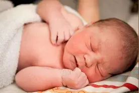 天气变凉孩子睡觉却总是踢被子？几句话说清背后原因图片