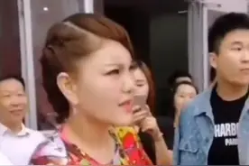 37岁乌兰图雅冒雨演出，一身花衣表情严肃，曾谈旧爱哽咽至今单身图片