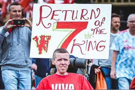 爷青回！燃爆！曼联主场遍布CR7！白发老人高举围巾：欢迎回家图片