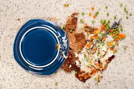 食物掉在地上，几秒之内捡起来，还能吃吗？图片