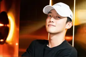 郑恺被曝筹备婚礼，穿着正式现身场地，妻子怀孕数月至今没办仪式图片