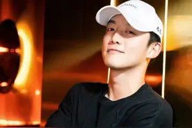 郑恺被曝筹备婚礼，穿着正式现身场地，妻子怀孕数月至今没办仪式图片