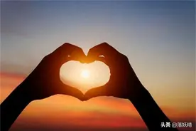 儿媳出差婆婆去照顾孙子，看到儿子走进医院，婆婆连夜卖掉养老房图片