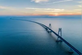 大海又宽又深，港珠澳大桥的桥墩是如何修建的？还得感谢一个人图片