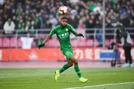 中超金靴巴坎布终于“开和”，赛后他把进球送给好朋友比埃拉图片