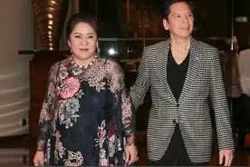 61岁向太真富态，一袭印花连衣裙透着阔太范，从容自信高级感满满图片