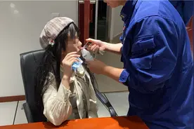 喝津威，瓶子“咬”住上嘴唇！这个女子把消防队都惊动了图片