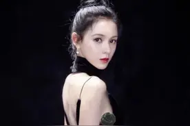 张予曦挺大胆，穿黑色低领"肚兜裙"全靠两条细带撑，性感且妩媚图片