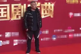 47岁郭德纲穿羽绒服走红毯，喊话郭麒麟：我等着，儿子回应亮了图片