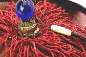 清朝官员帽子上的珠子，有多值钱？是什么材质做成的？图片