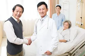 医院的医生对待病人态度冷漠？网友的回答扎心了图片