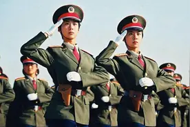 还记得99年阅兵式上双胞胎姐妹花吗？一起结婚生子，如今变这样图片