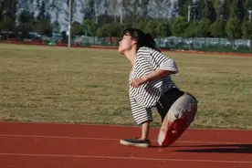 残疾女孩没有双腿，用手走出一条自力更生之路图片