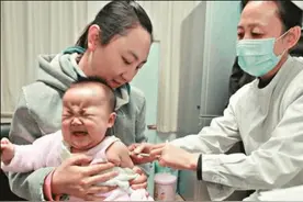 5岁男孩害怕打针，嘴里“碎碎念”还不忘讨好护士，展现高情商图片