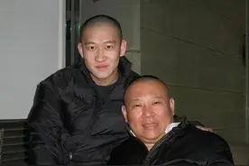 有种“差距”叫离婚1年，曹云金没变，而唐菀早已不是原来的状态图片