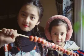 黄磊二女儿颜值高，红唇浅笑模样甜美，古灵精怪的样子更像爸爸图片