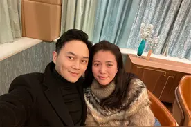 49岁张智霖浅水湾豪宅庆生，袁咏仪晒照，内部低调但餐桌却不俗图片