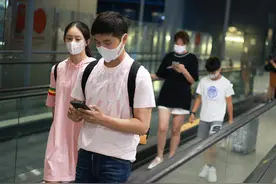 田亮一家四口同框，13岁森碟身高快赶上爸爸，儿子长高到妈妈肩膀图片