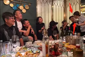李亚鹏庆生现场：那英老公头发花白，周杰满脸通红，女星献吻海泉图片
